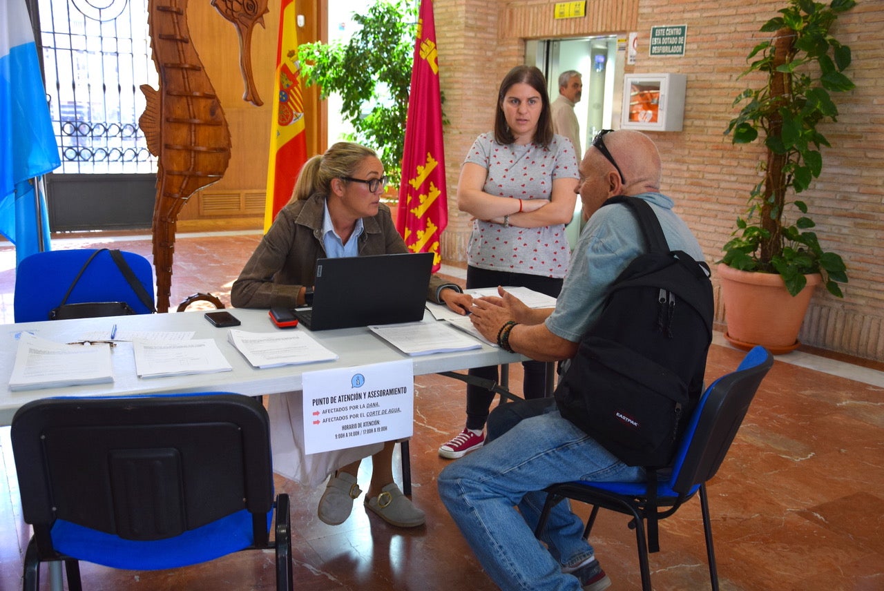 Alberto Piera expone los problemas de goteras que ha sufrido en su vivienda de alquiler.