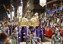 Imagen del Santísimo Cristo del Rescate en su trono en andas en la procesión del Jueves Santo, precedido por La Legión.
