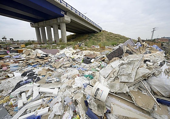 Basuras junto a la mota del Reguerón bajo la Avenida de Levante, uno de los principales vertederos ilegales detectados.