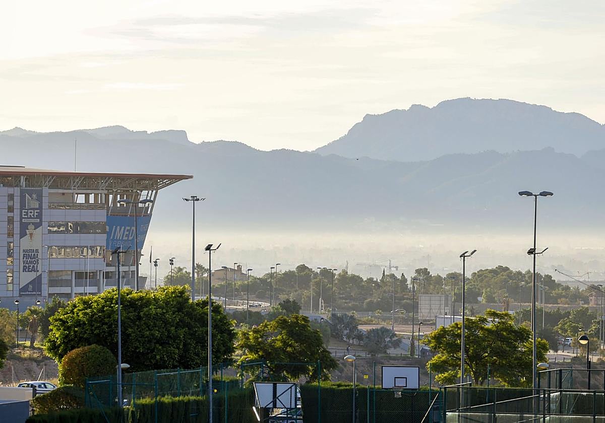 Vista aérea de la contaminación en Murcia, este martes.