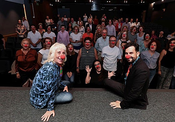 Pepa Astillero junto a un público con narices rojas.