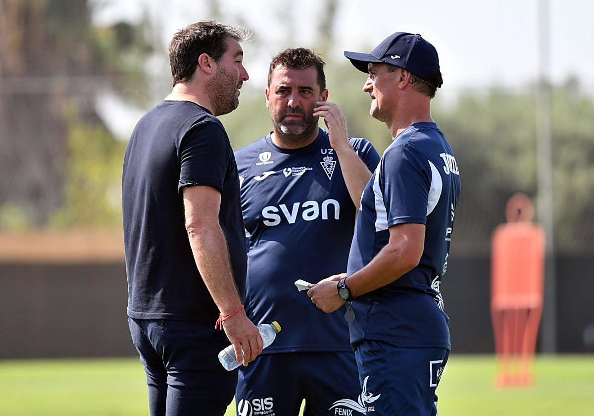 Asier Goiria habla con Joseba Etxeberria en Pinatar Arena en presencia de Unai Zubiaur.
