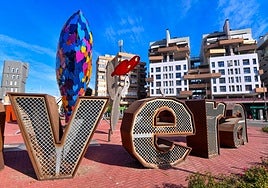 Uno de los cactus de Oppenheim, detrás del rótulo.