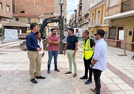 Autoridades y técnicos municipales, ayer, durante la visita a la zona de las obras.