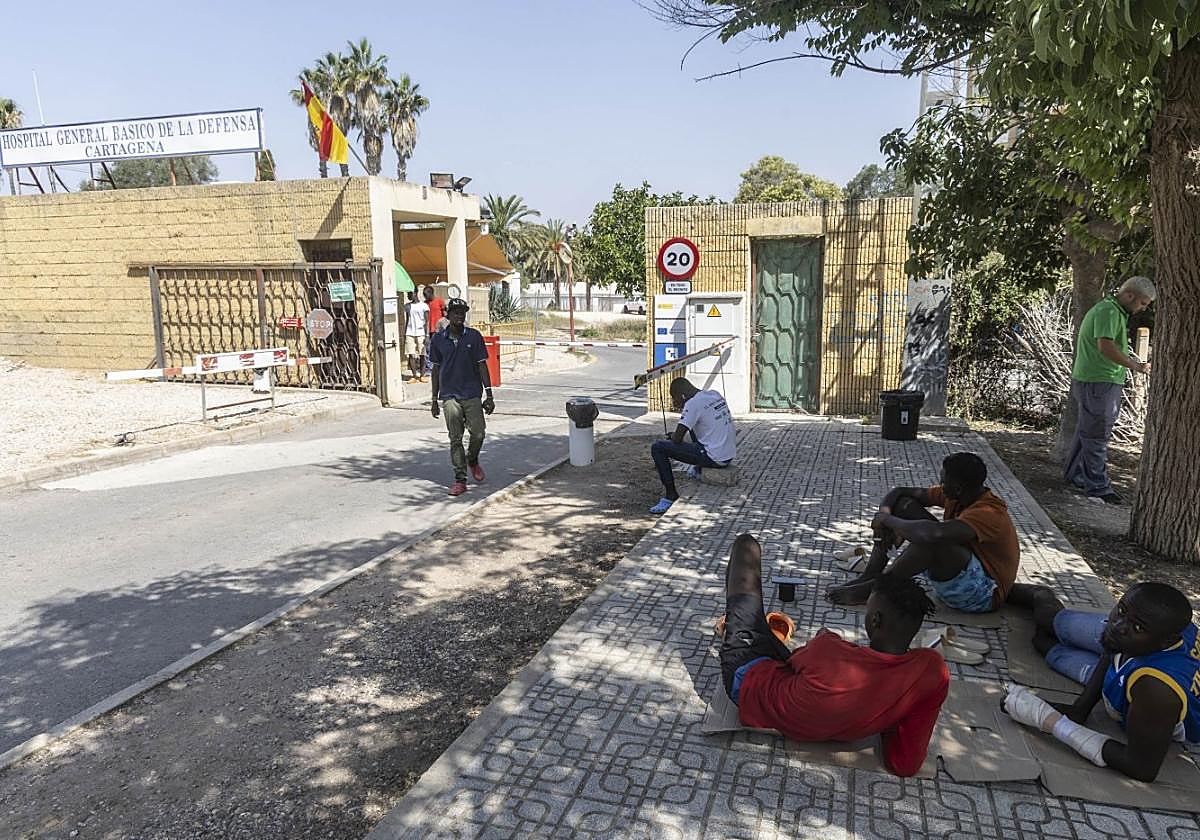 Migrantes entran y salen del Hospital Naval en una imagen tomada este verano.