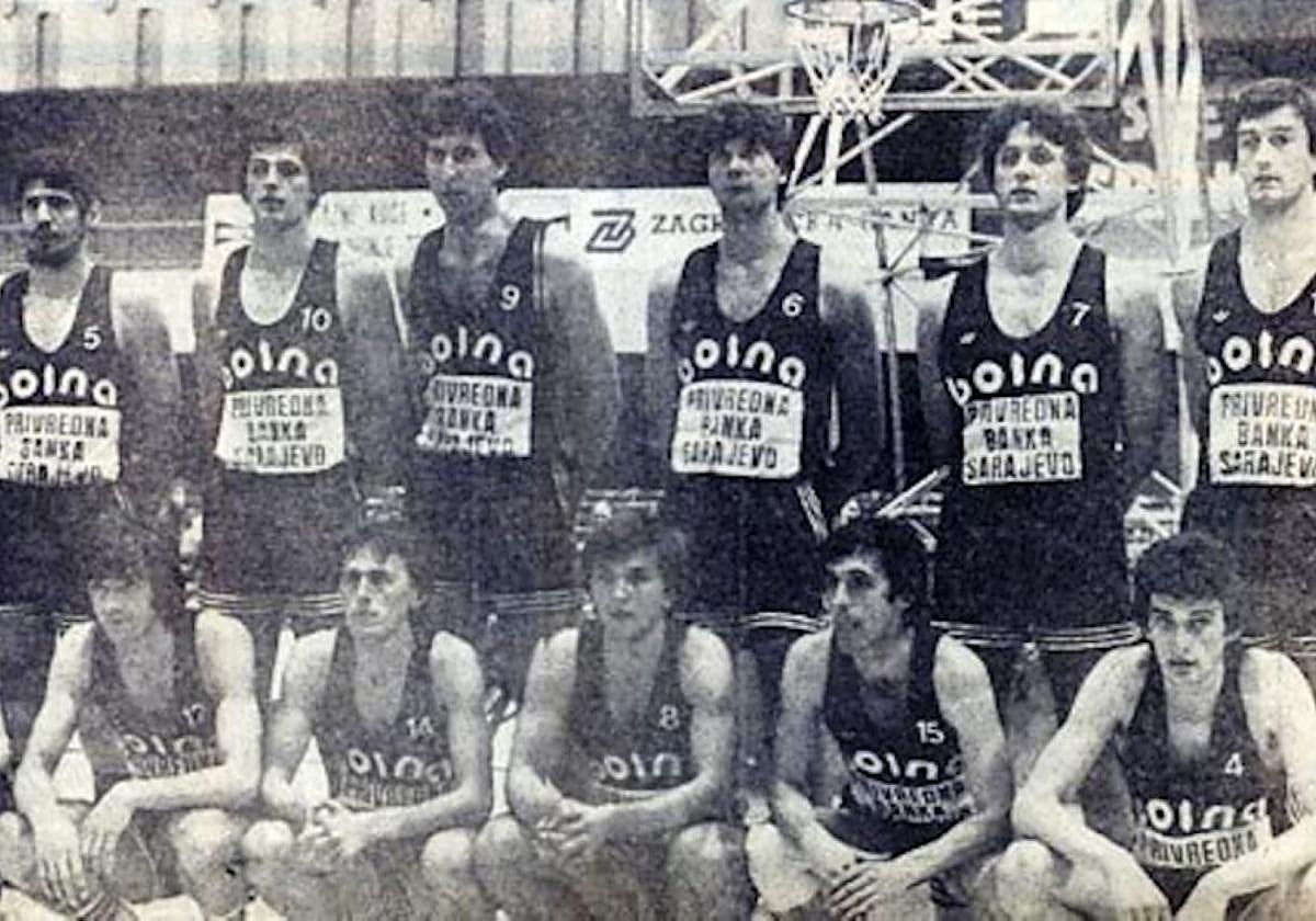 Plantilla del Bosna Sarajevo campeón de Europa en 1979. Delibasic, gran estrella del momento, el primero por abajo con el número 12.