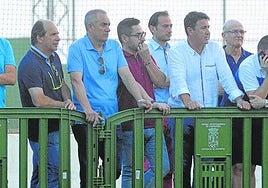 De izquierda a derecha, Fernando Carreño, Felipe Moreno, Paco Belmonte, Simón Ruiz, Isidoro García y Simón Ruiz padre, en el estadio Sánchez Luengo de El Algar, en una imagen de 2016.