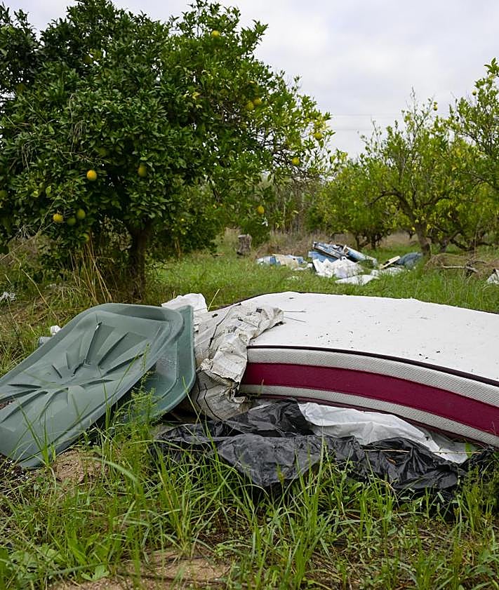 Imagen secundaria 2 - Arriba: Acumulación de basura en el Carril del Cebadero. Abajo: Desperdicios en el Camino de la Acequia Vieja de Churra.