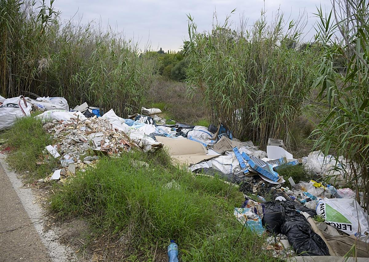 Imagen secundaria 1 - Arriba: Acumulación de basura en el Carril del Cebadero. Abajo: Desperdicios en el Camino de la Acequia Vieja de Churra.