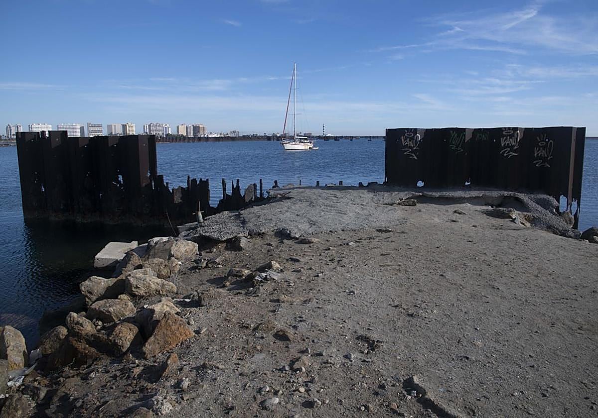 Restos de los diques instalados en Puerto Mayor, en La Manga, en una imagen de archivo.