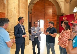 El pregonero de las fiestas de San Clemente (2ºi) durante su visita al Museo de la Historia Medieval Ciufront el pasado junio.