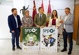 El director general de Ganadería, Juan Pedro Vera; la gerente de Sepor, Patry Bermúdez; el alcalde, Fulgencio Gil; la consejera de Agua, Agricultura, Ganadería y Pesca, Sara Rubira; y el concejal de Agricultura y Ganadería, Ángel Meca, en la presentación de la feria Sepor.