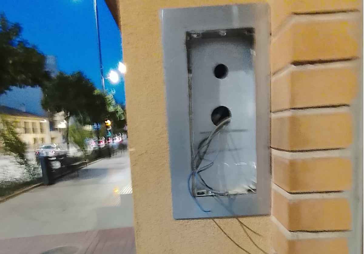 Uno de los porteros automáticos que han sido arrancados de la pared en un bloque de viviendas.