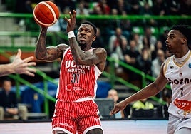 Dylan Ennis busca soluciones en ataque, perseguido por Chase Audige y cuando ya le aparecía otro rival en su camino hacia el aro.