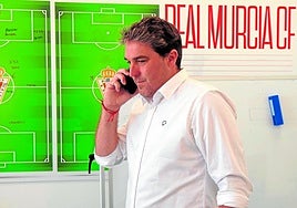 Goiria habla por teléfono en una de las salas de trabajo de la secretaría técnica grana.