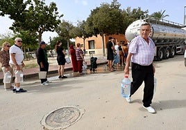 Vecinos de San Cayetano (Torre Pacheco) llenan garrafas de agua tras el corte de suministro.