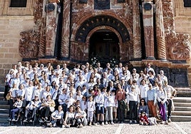 Los miembros del linaje Blanc, durante su visita a la basílica de la Vera Cruz, en Caravaca.