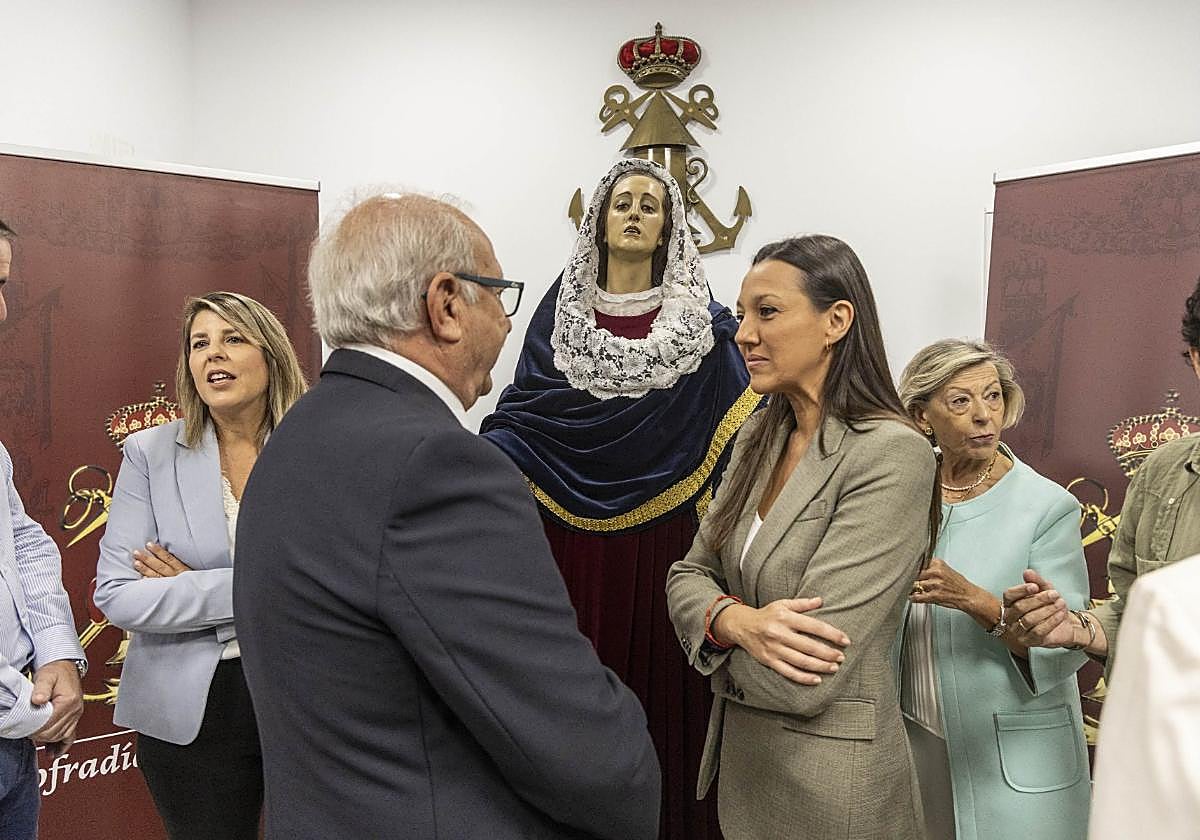 El hermano mayor conversa con la consejera ante la Virgen.