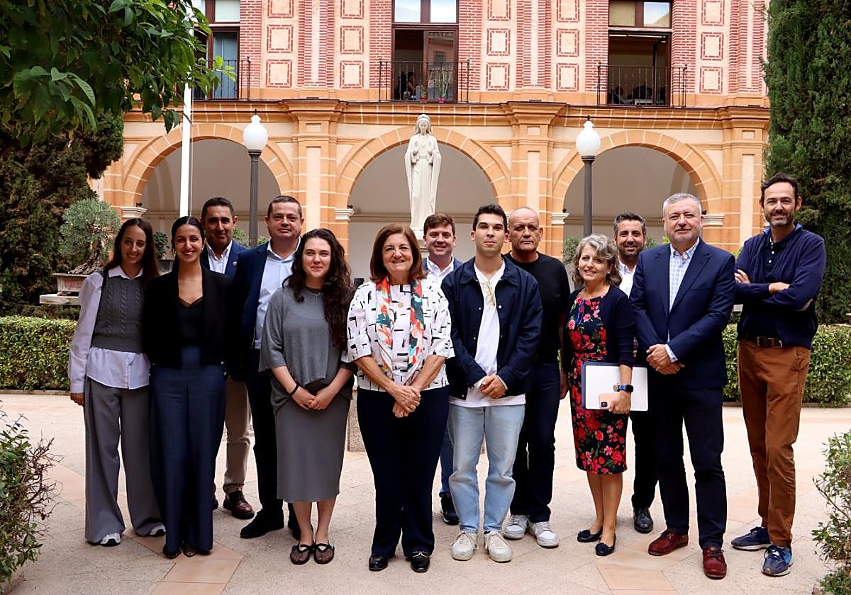 Representantes de la UCAM, El Ciruelo y Widhoc Smart Solutions, tras la firma del convenio en el Campus Los Jerónimos.