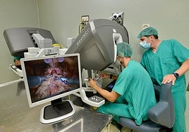 Una intervención quirúrgica en el Hospital de La Arrixaca.