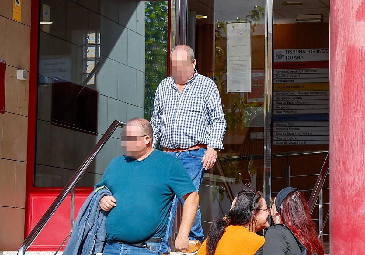 Uno de los investigados, este miércoles, a su salida de los juzgados de Totana.