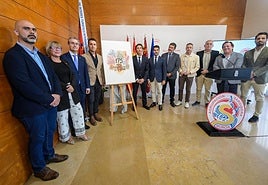 Las atoridades con el cartel del 175 aniversario del Entierro de la Sardina.