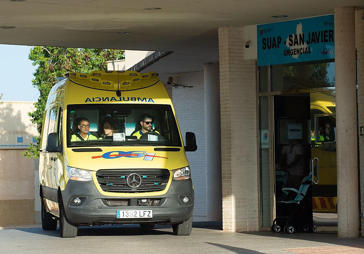 Un equipo médico en una ambulancia en la puerta del SUAP de San Javier.