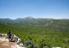 Un ciclista contempla un paraje del Parque Regional de Sierra Espuña.