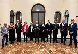 Autoridades y directivos de la AEAC, con los premiados, en el Casino.