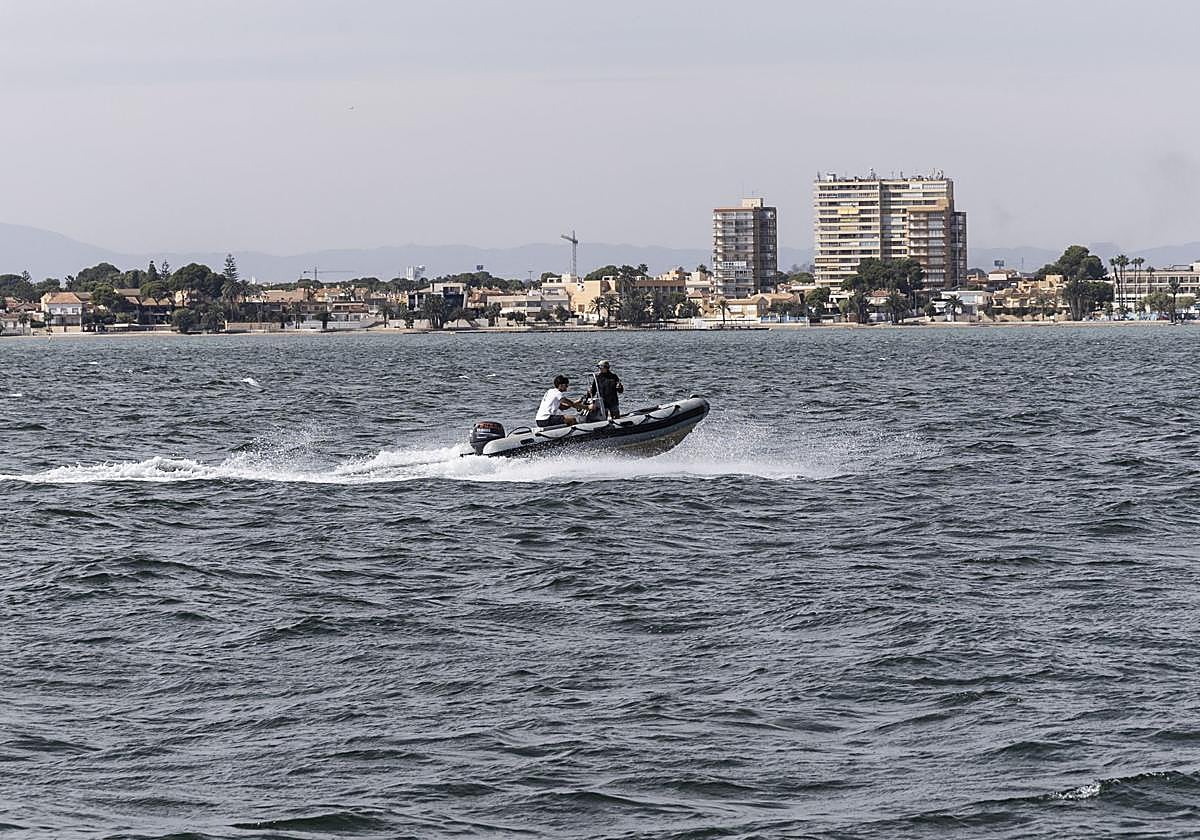 Una lancha motora cruza el Mar Menor, esta semana.
