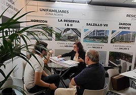 Una agente inmobiliaria mantiene una reunión con una familia interesada en adquirir una propiedad en la pasada edición de Reside.