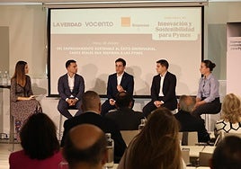 Beatriz Romero moderó la mesa redonda, en la que intervinieron Juanfran Guevara, Adrián Valverde, Alfonso García y Pilar Pascual, ayer, en el hotel Occidental Murcia Agalia.