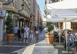 Viandantes en manga corta y terrazas llenas, en un caluroso día de este mes de octubre en el centro de Murcia.