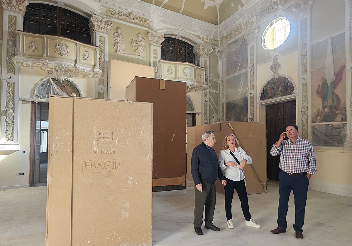 Mazuecos, comprueba el estado del salón de baile del Casino junto al presidente de éste, Rafael Ruiz, y otro miembro de la asociación.