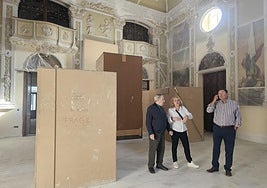 Mazuecos, comprueba el estado del salón de baile del Casino junto al presidente de éste, Rafael Ruiz, y otro miembro de la asociación.