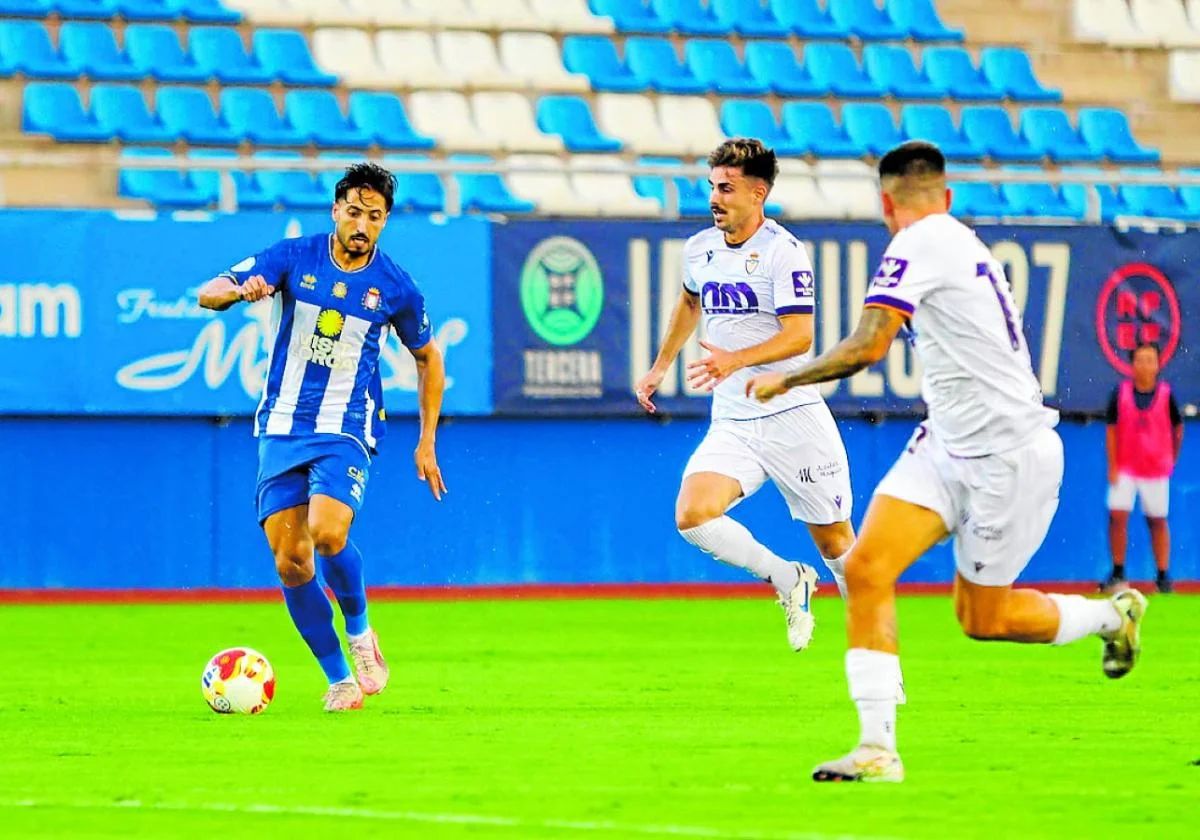 El jugador del Lorca Deportiva Peque en un lance del partido contra el Real Jaén disputado en el estadio Artés Carrasco.