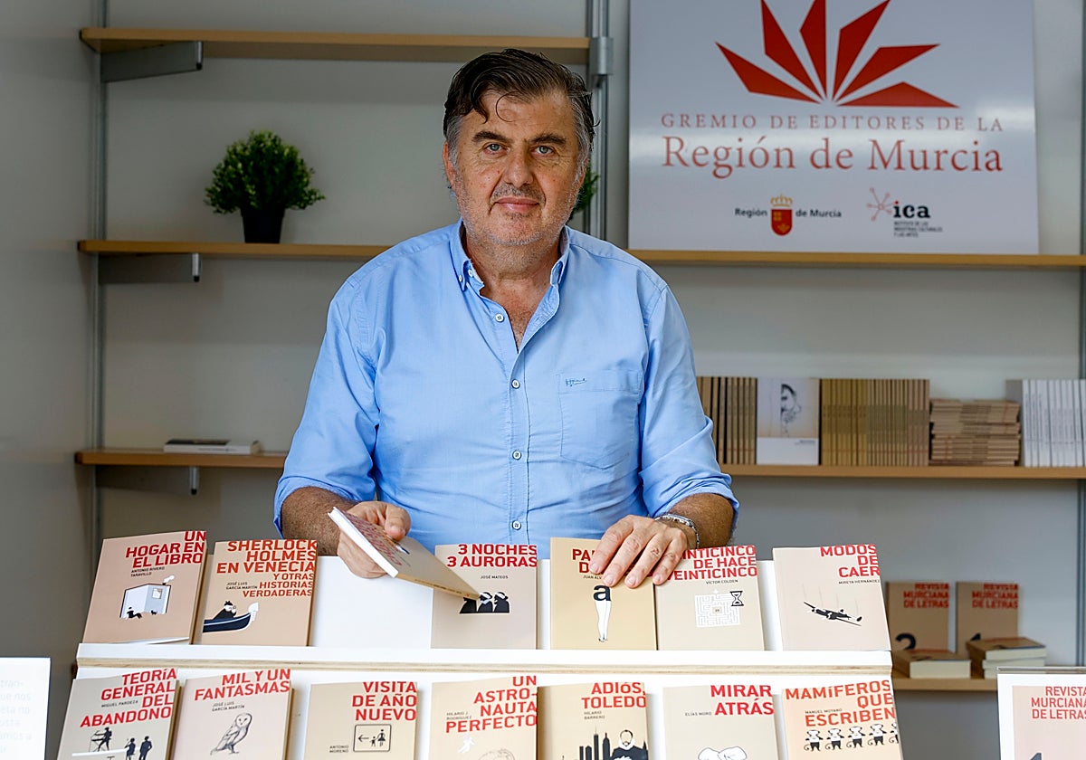 El editor y escritor Javier Castro Flórez (Plasencia, 1966), con algunos libros de su catálogo.