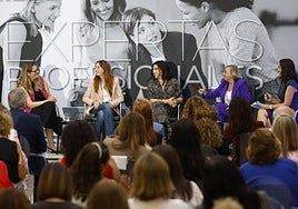 Tertulia. Las directivas Almudena Abellán, Rosa Perán, Estefanía Hidalgo y Dori Bernal, junto a la presentadora del evento, Isabel Escribano.