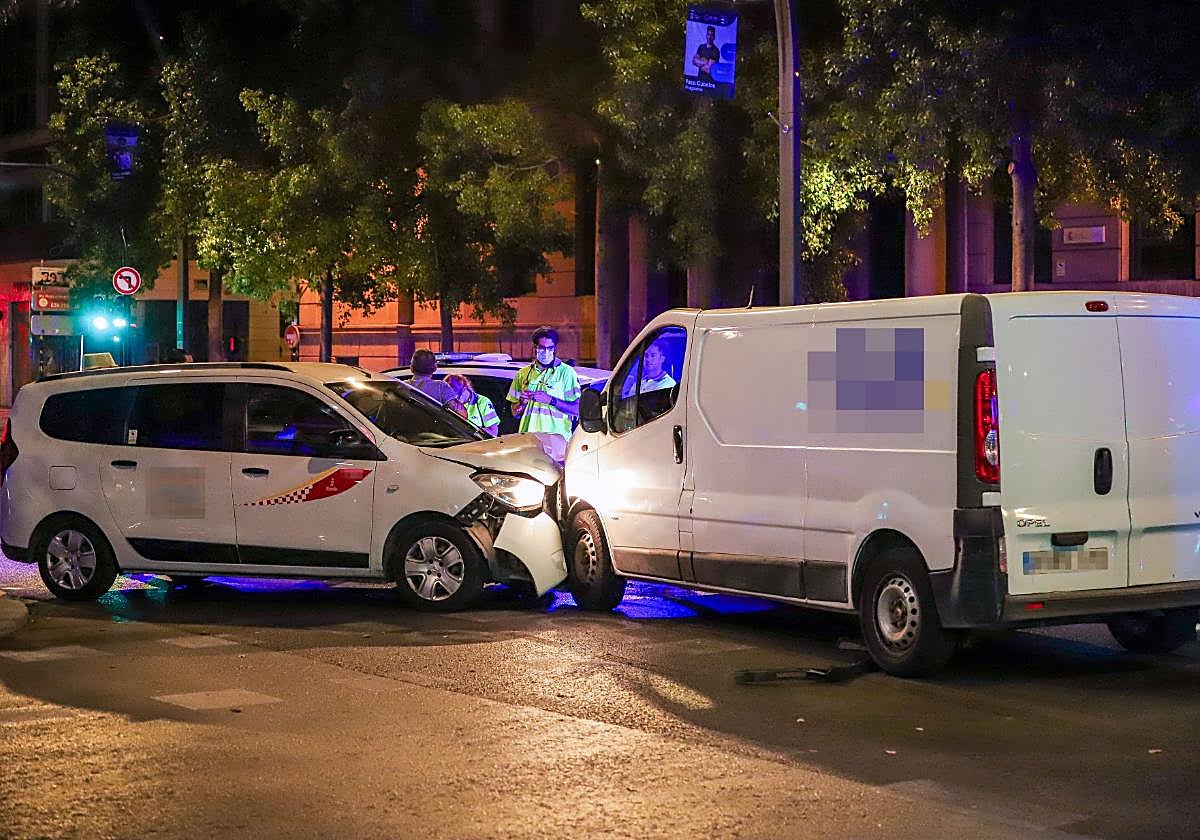 Una furgoneta implicada en un accidente con un taxi en Murcia, en una imagen de archivo.