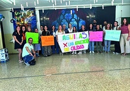 Concentración en uno de los centros educativos de Águilas.