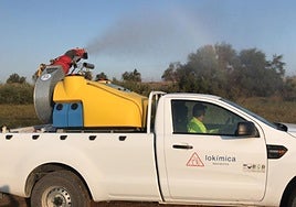 Operario de Lokímica con un equipo de control.