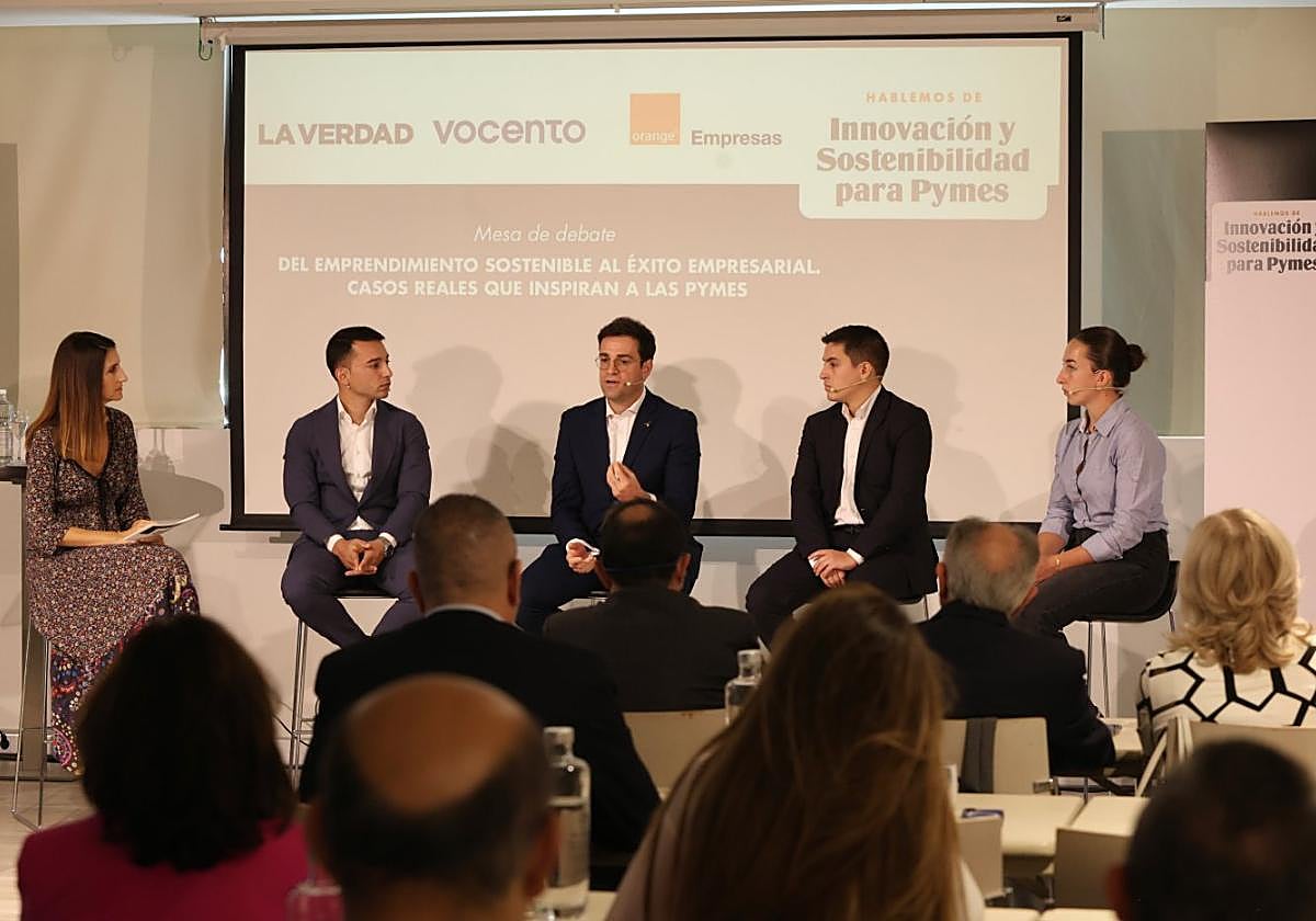 Beatriz Romero moderó la mesa redonda, en la que intervinieron Juanfran Guevara, Adrián Valverde, Alfonso García y Pilar Pascual, ayer, en el hotel Occidental Murcia Agalia.