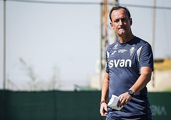 El entrenador del Real Murcia, Joseba Etxeberria, durante el entrenamiento de este viernes.