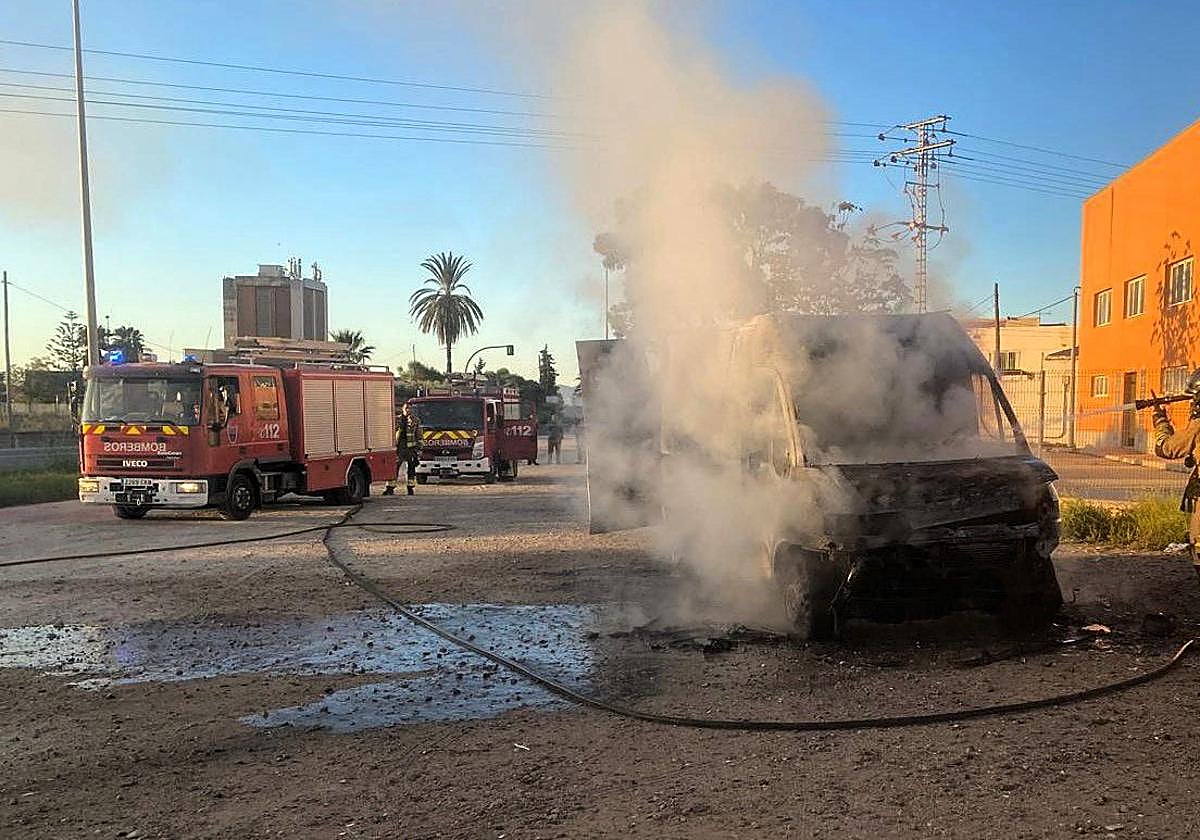 La furgoneta incendiada este viernes en Alhama de Murcia.