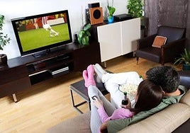 Una pareja ve la televisión en una imagen de archivo.