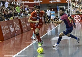 Motta se marcha de Martel en uno de los partidos de la final de la liga del curso pasado.