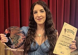 Lydia Martín, con su premio.