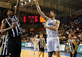 Kelly trata de evitar la canasta del local Arteaga.