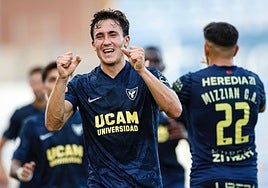 Marcos Pérez celebrando uno de los goles al Estepona.