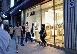 Clientes y viandantes a las puertas de la tienda Mango en la avenida Juan Carlos I.